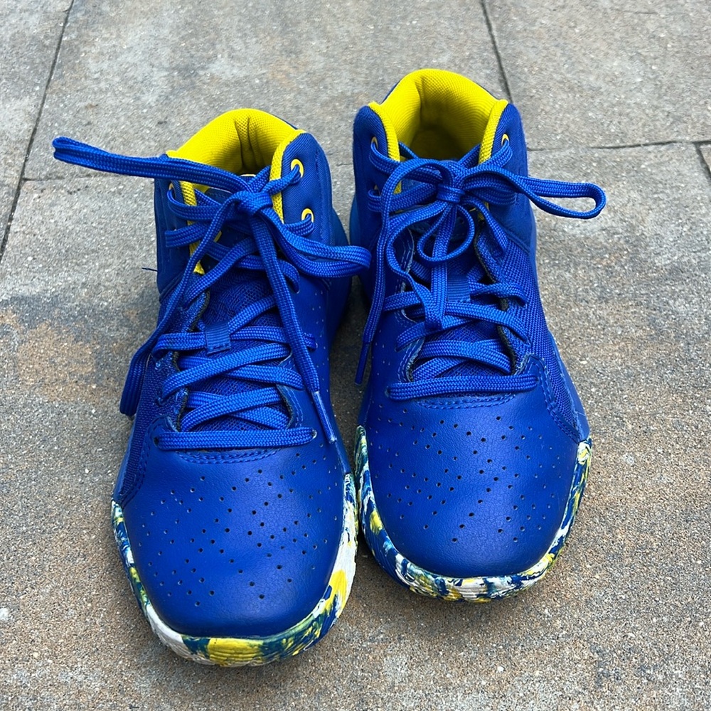Boys’ Under Armour Steph Curry Basketball Sneakers Size 3.5Y